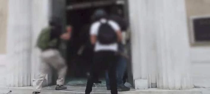H επίθεση που έκανε ο Ρουβίκωνας στο ΣτΕ καρέ καρέ (βίντεο)